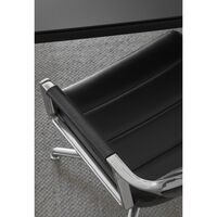 453 Svingstol med Hjul Aluminium/ Sort Skinn
