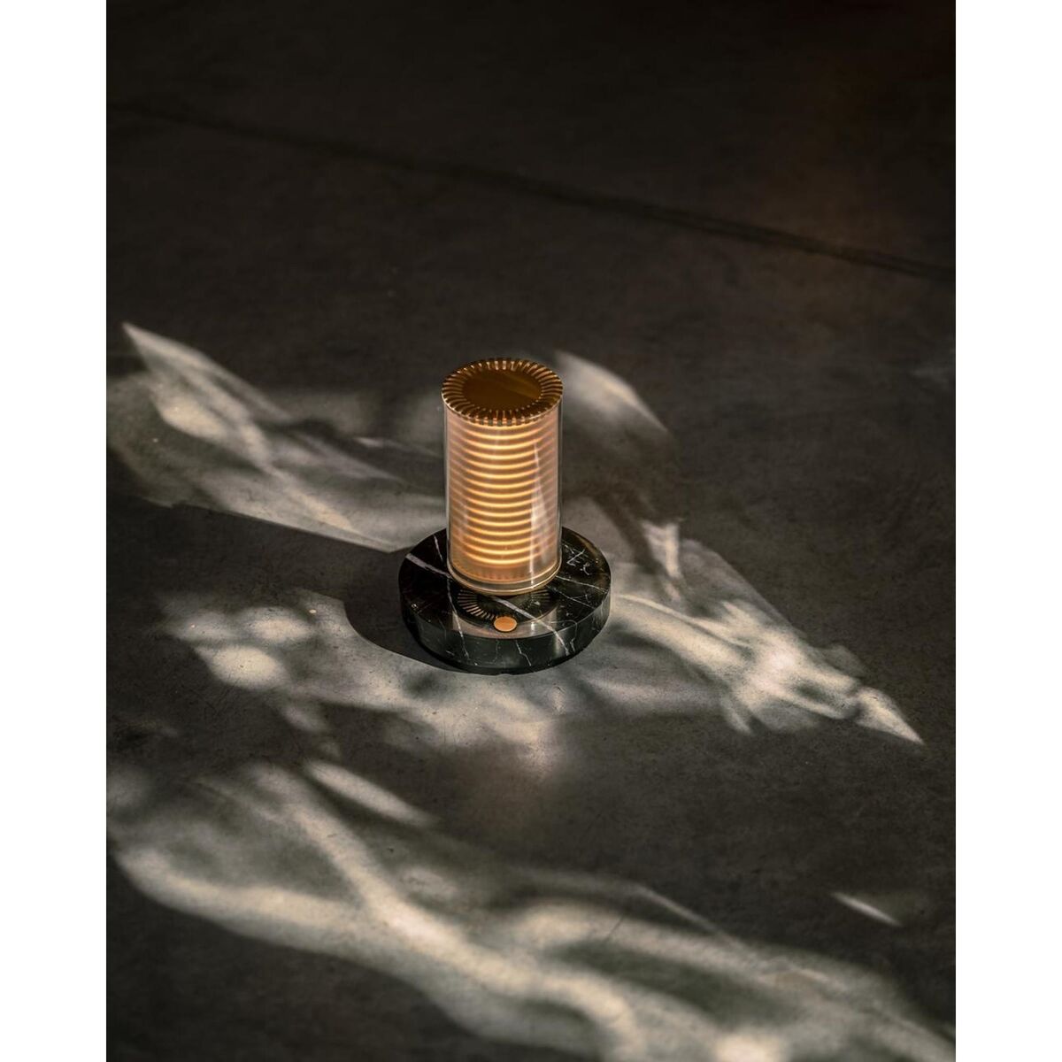 Lampa Przenośna DCWédtions La Lampe Frechin Złota/ Czarny Marmur