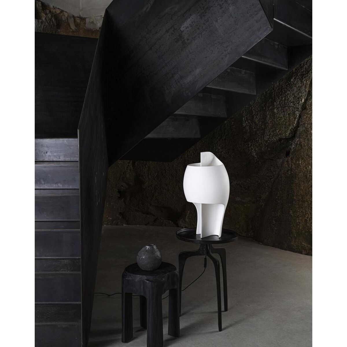 DCWédtions Grande B Tischlampe Gips/ Aluminium