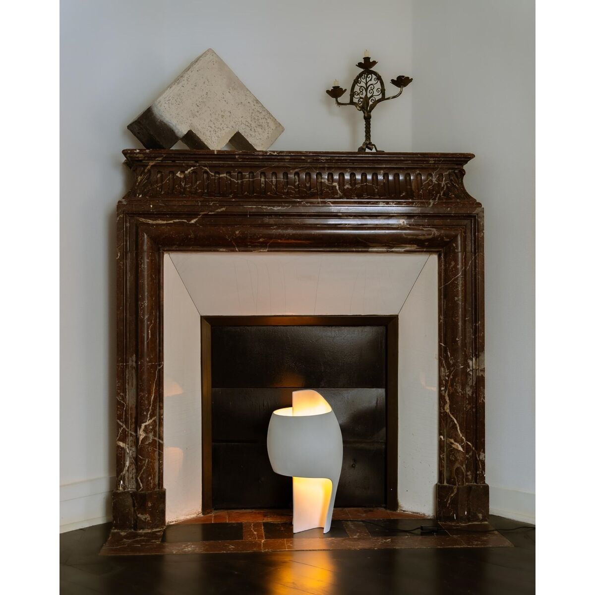 DCWédtions Grande B Tischlampe Gips/ Aluminium