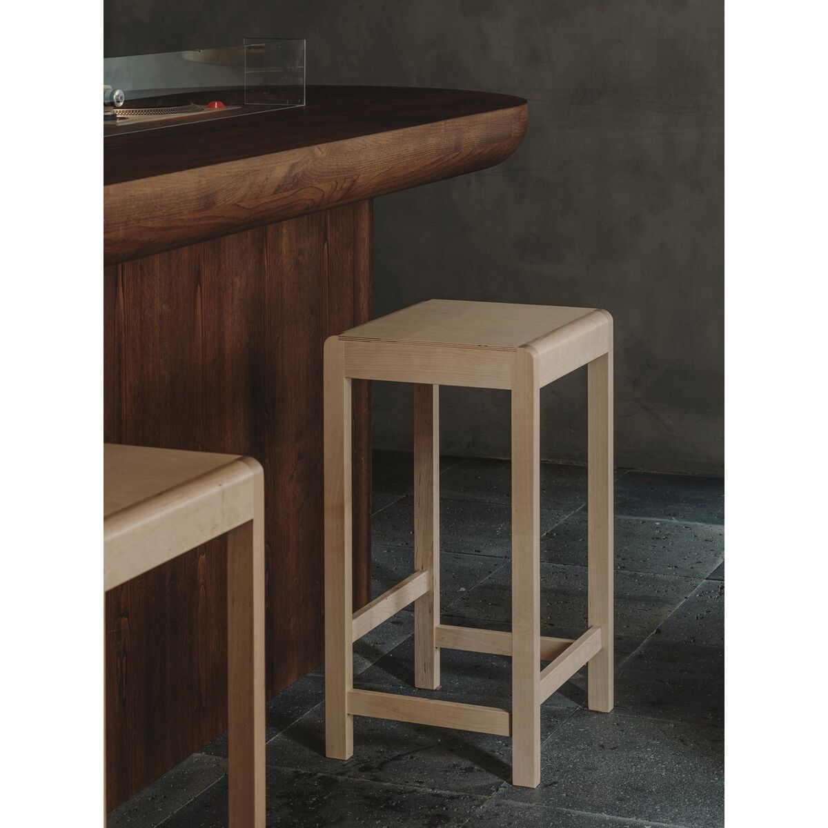 01 Stool H65 Warm Brown