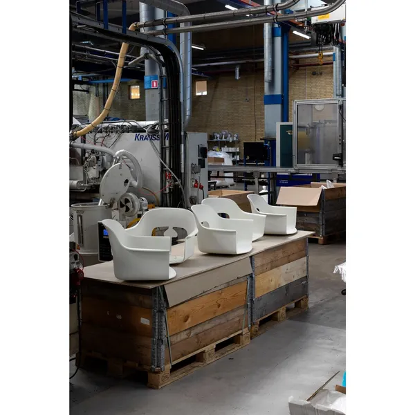 Layout 212 Spisestol med Armlener Biscotti/ Sort/eik