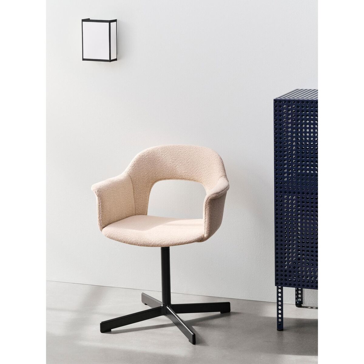 Layout 234 Dining Chair With Armrest & Swivel Turf Sand/ Aluminum