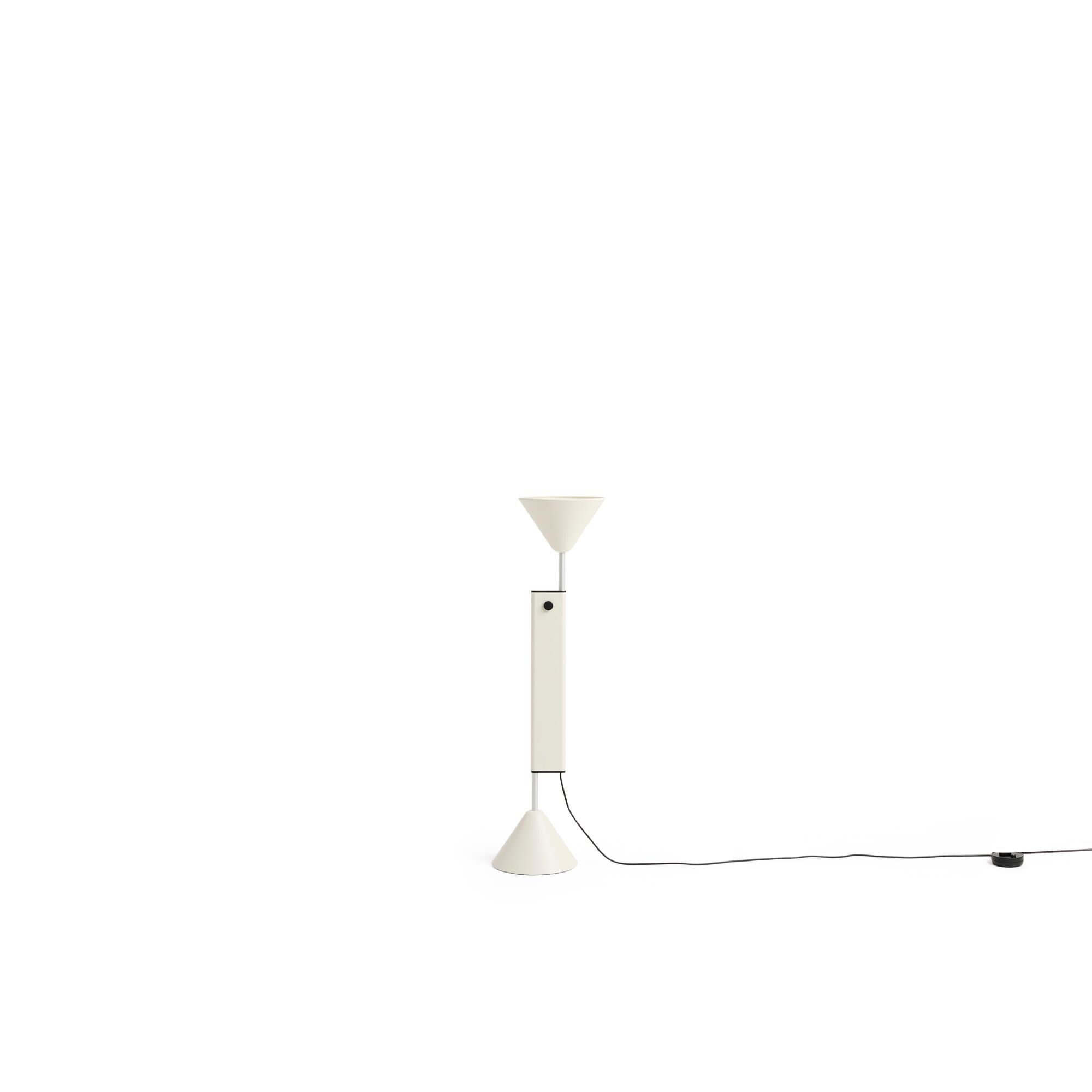 Vit Golvlampa Kr&auml;mf&auml;rgad