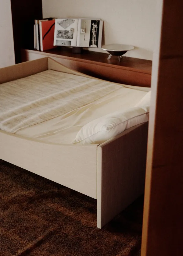 Gebogen Bedframe 200x210 Beige