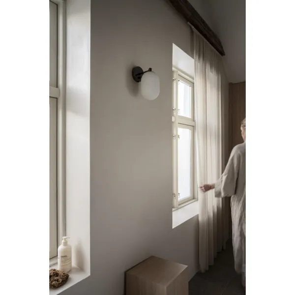 Noor Wall lamp Opal/ Black