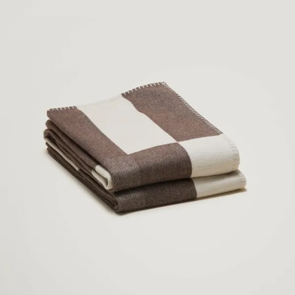 Teppich mit großem Logo, Beige/Umbrabraun