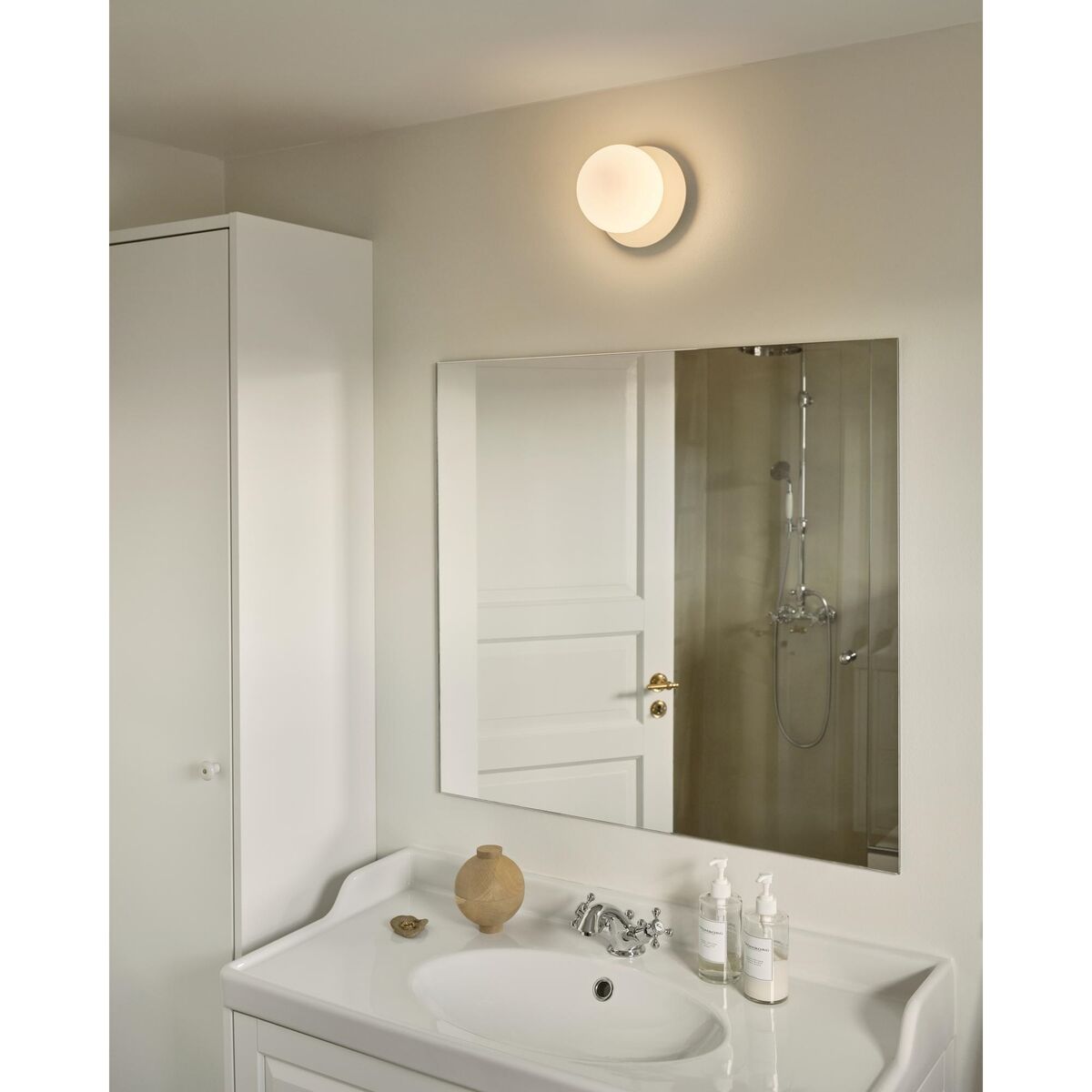 Liila 1 Limited Edition Wall Lamp Medium Beige/Opal