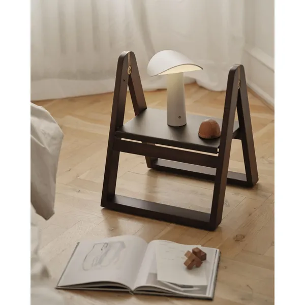 Reech Hocker, Dunkle Esche