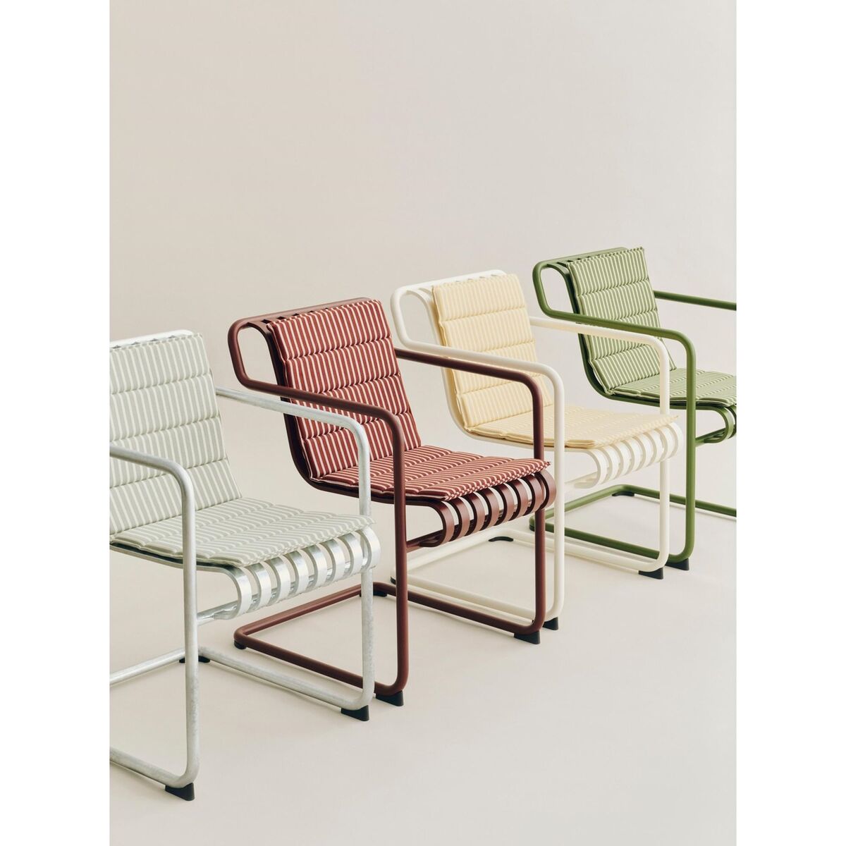 Palissade Cantilever Chair With Armrests Olive