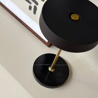 Lámpara de mesa portátil Moonlight LED en negro, mármol y latón