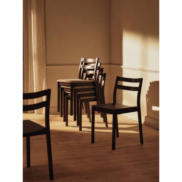 Boda Dining Chair Soft Bouclé/Dark Stained Beech/Natural