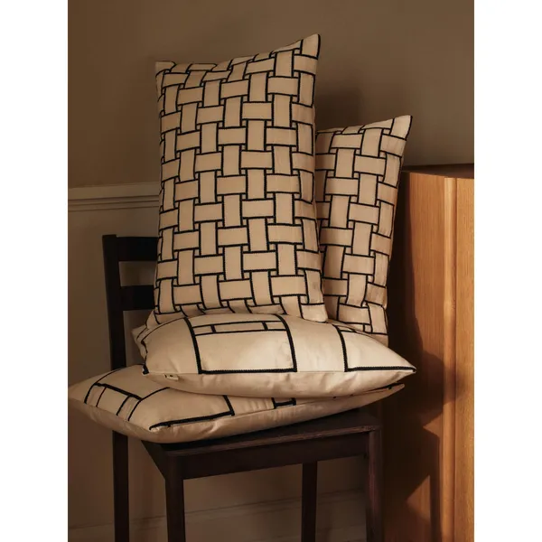 Lattice Offset Cushion Off White/ Black