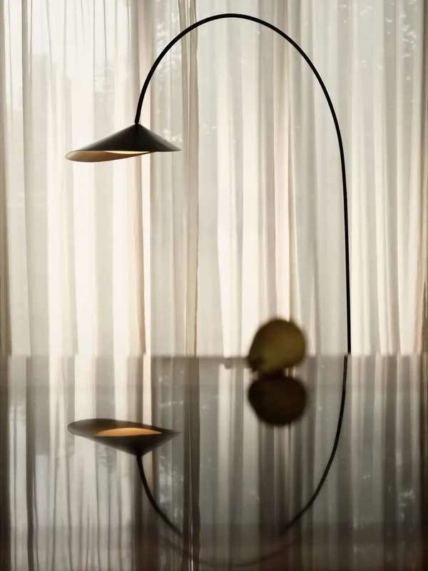Arum Buet Gulvlampe Sort