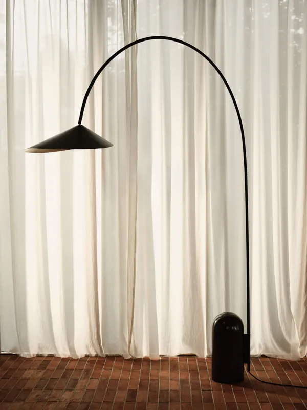 Arum Buet Gulvlampe Sort