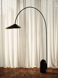 Arum Buet Gulvlampe Sort