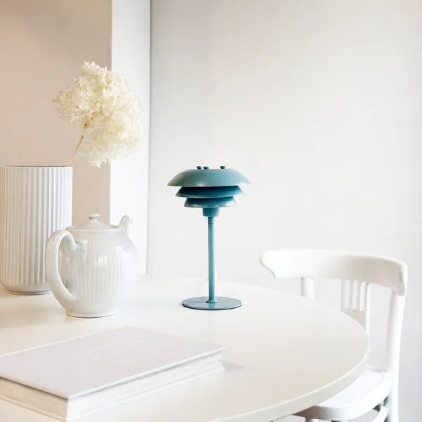 Sixteen Bordlampe Isblå