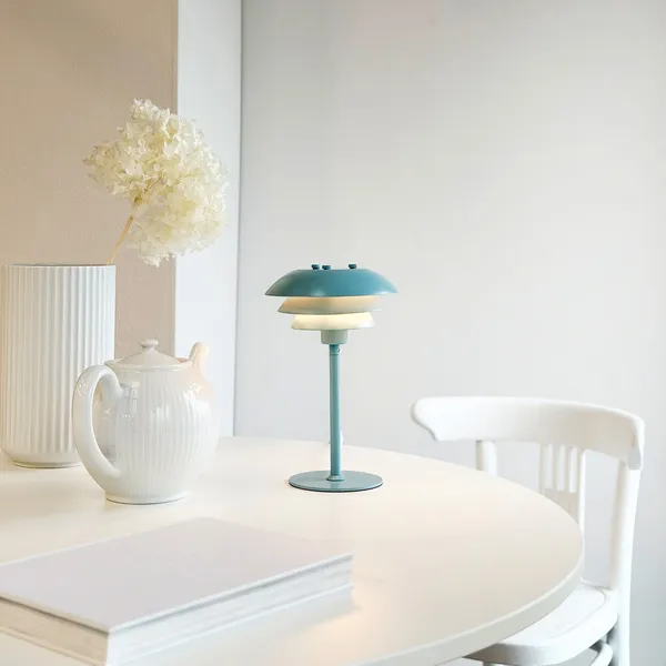 Sixteen Bordlampe Isblå