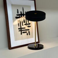 Lámpara de mesa portátil Moonlight LED en negro, mármol y latón
