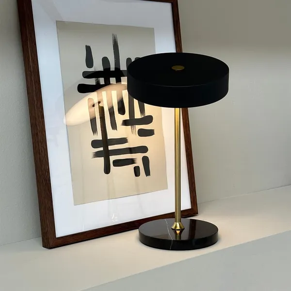 Lámpara de mesa portátil Moonlight LED en negro, mármol y latón