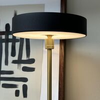 Lámpara de mesa portátil Moonlight LED en negro, mármol y latón