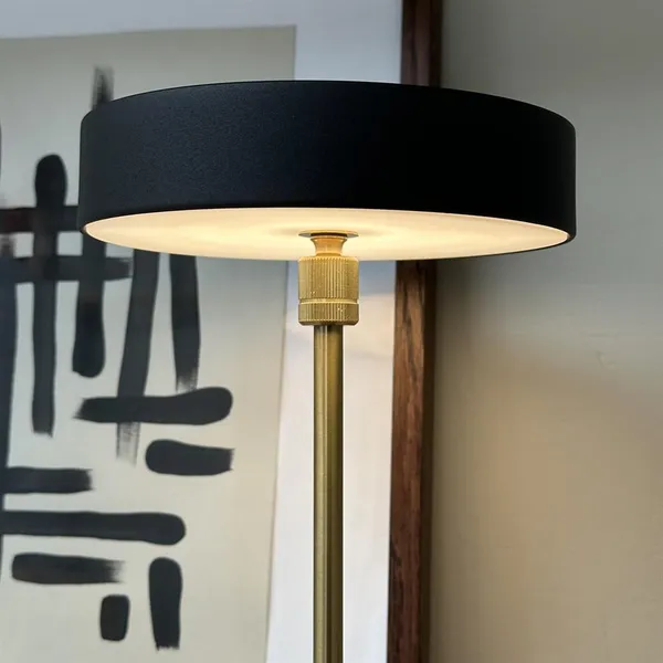 Lámpara de mesa portátil Moonlight LED en negro, mármol y latón
