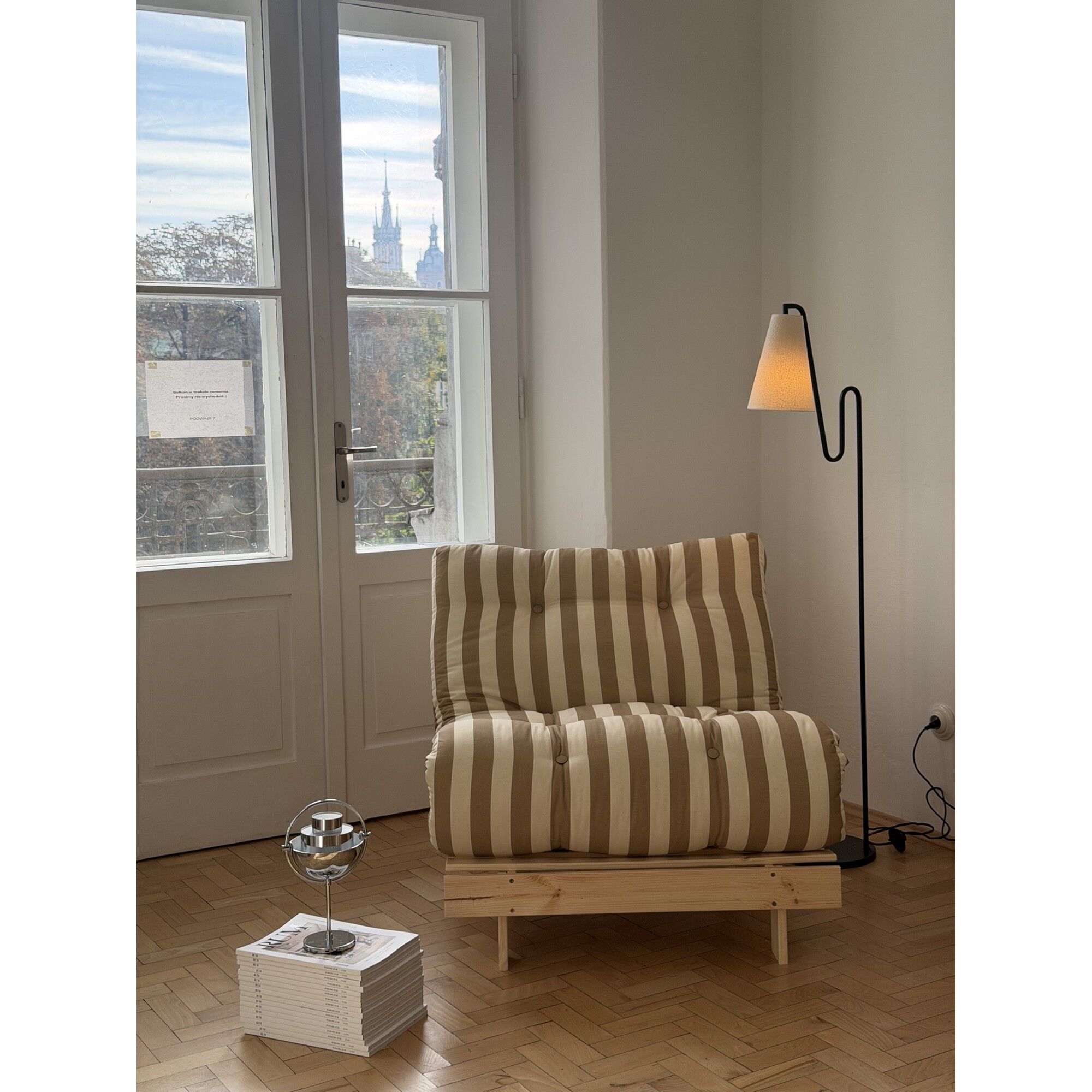 Lou golvlampa Exclusive x Andrea Glad, vit boucl&eacute;/svart