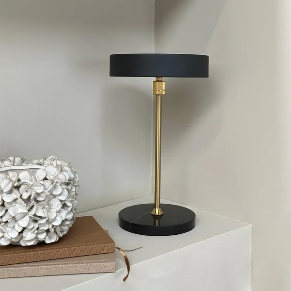 Lámpara de mesa portátil Moonlight LED en negro, mármol y latón