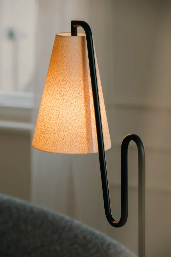 Lou podna lampa Exclusive x Andrea Glad, bijeli bukle/crna