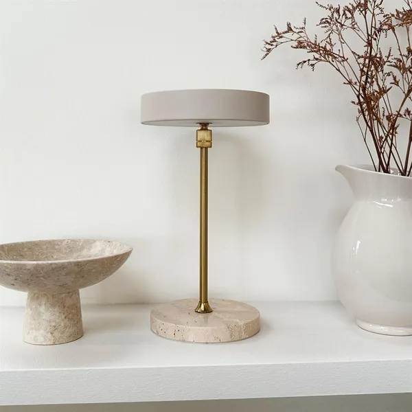 Moonlight Lámpara de mesa portátil LED Beige/Travertino/Latón
