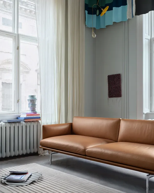 Outline Sofa 3-Pers Sort Aluminium / Refine Leather Cognac