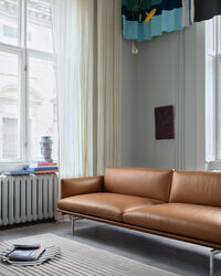 Outline Sofa 3-Pers Sort Aluminium / Refine Leather Cognac