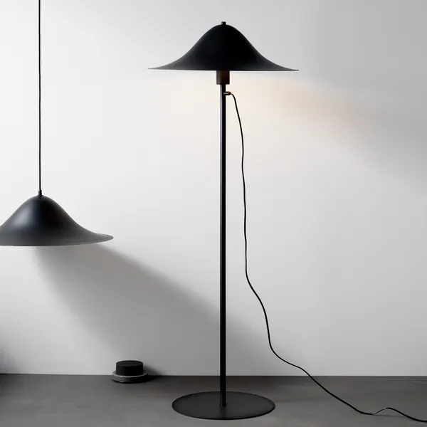 Hans 130 Gulvlampe Sort