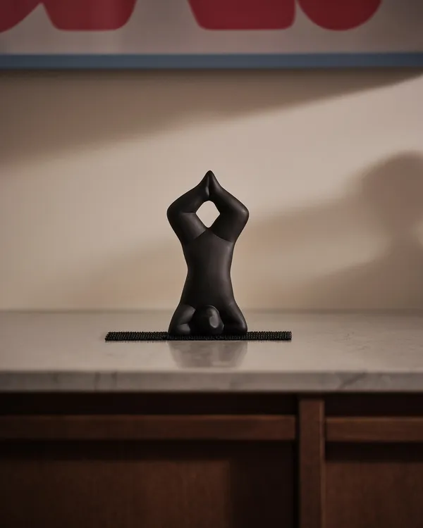 Yoga Veistos no 3 Musta