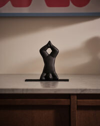 Yoga Veistos no 3 Musta