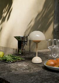 Flowerpot VP9 Bordslampa Portabel Ivory