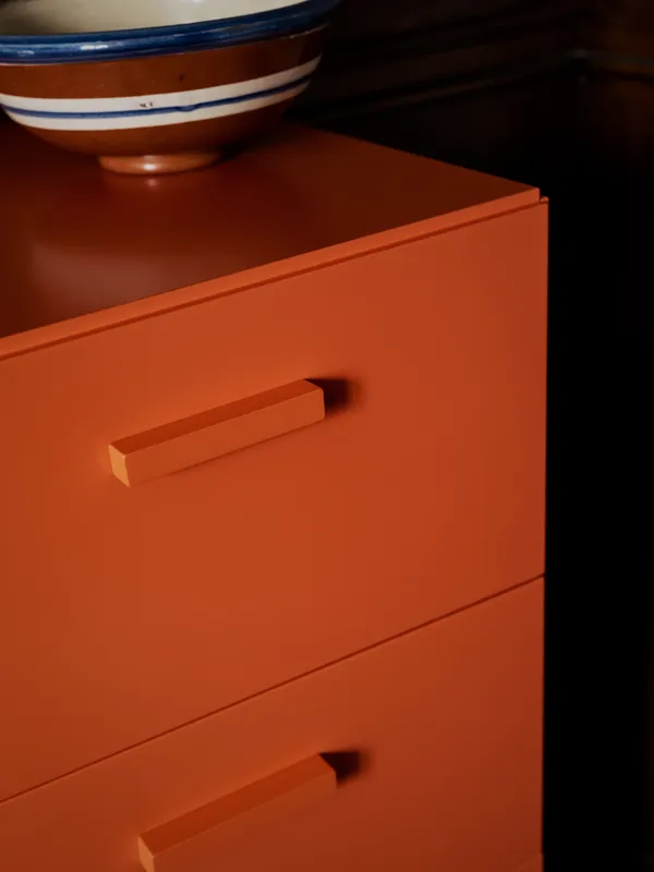 Relief Byrå Hög Med Ben Orange
