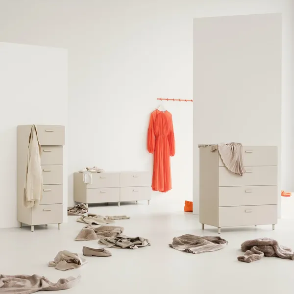 Relief Kommode Lav med Ben Beige