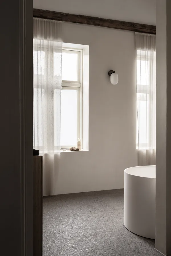 Noor Væglampe Opal / Sort