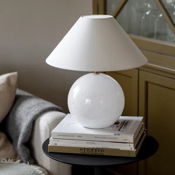 Iris 35 Bordlampe Hvid