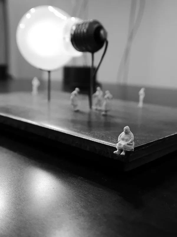 I Ricchi Poveri Monument for a Bulb Bordlampe
