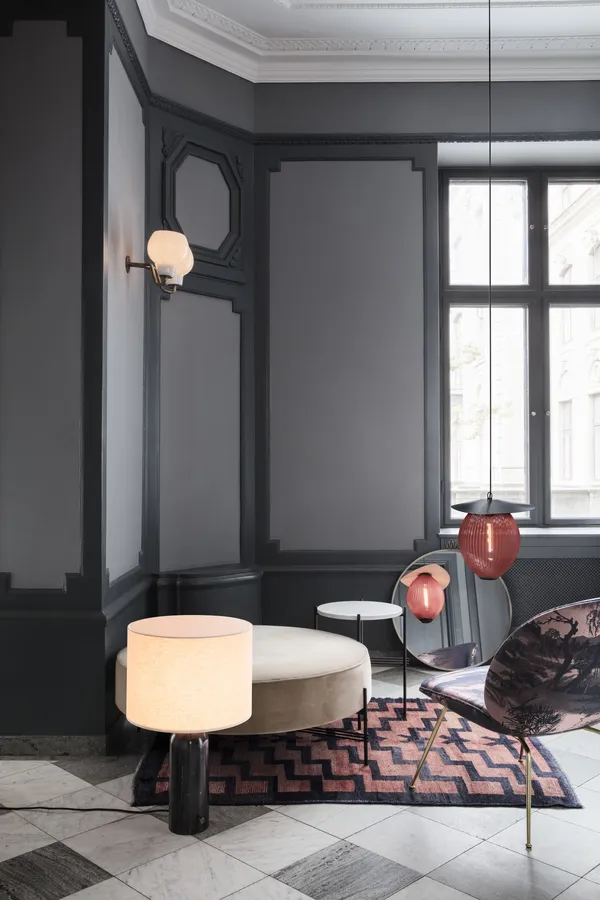 Gravity Bordlampe Liten White Marble / Canvas