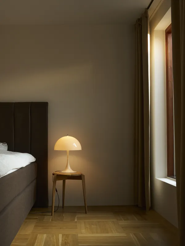 Panthella 320 Bordlampe Opal Beige