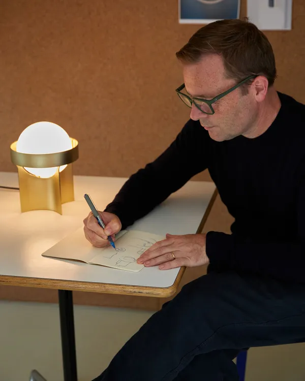 Loop Bordslampa med Sphere IV Guld