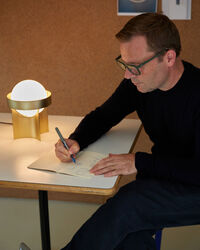 Loop Bordslampa med Sphere IV Guld