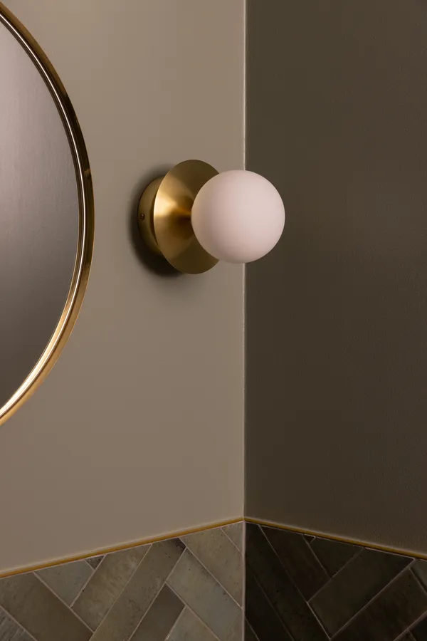 Art Deco Vegg-/Taklampe Børstet Messing / Hvit