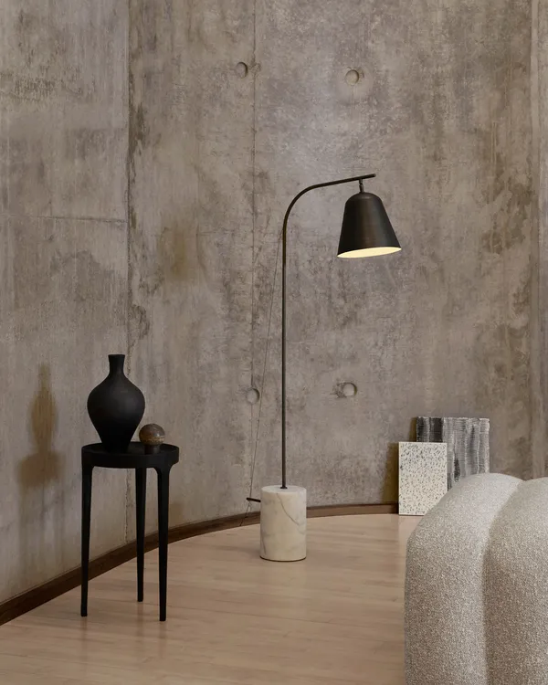 Line Two Gulvlampe Sort