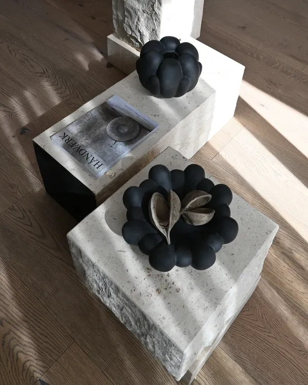 Bloom Vase 22.5 cm Sort