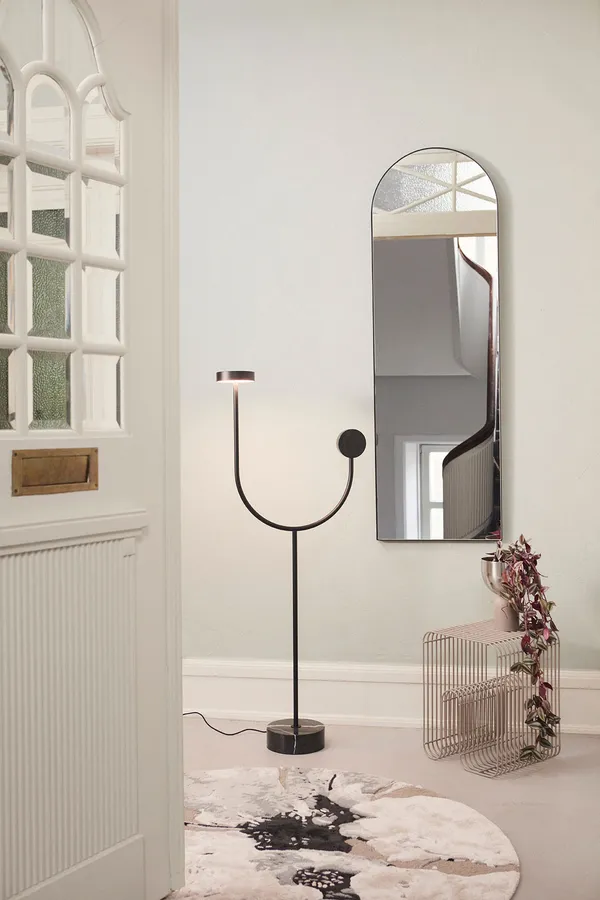 Curva Jakkara Mihin tahansa kotiin tyylistä tai mausta riippumatta täydellinen elegantti monikäyttöinen muotoilu teräksestä Yksinkertainen erikoinen ilmaisu Luonnonmukaiset muodot jäykillä linjoilla Ruskeanharmaa