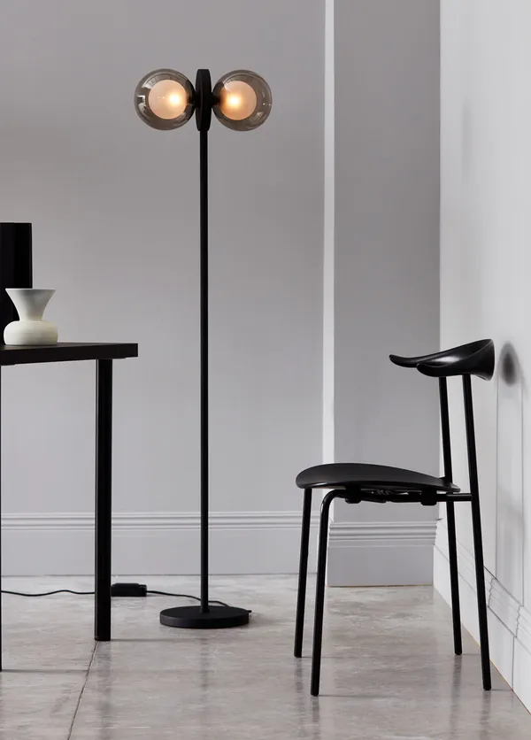 Discus 143 Gulvlampe Sort